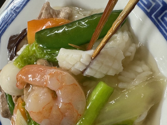 中華丼の具材を楊枝を使って立体的に盛り付ける