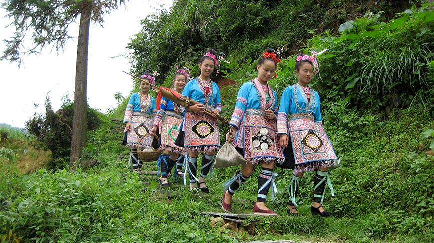 3588-CN-young-girls-guizhou-countryside-c.jpg