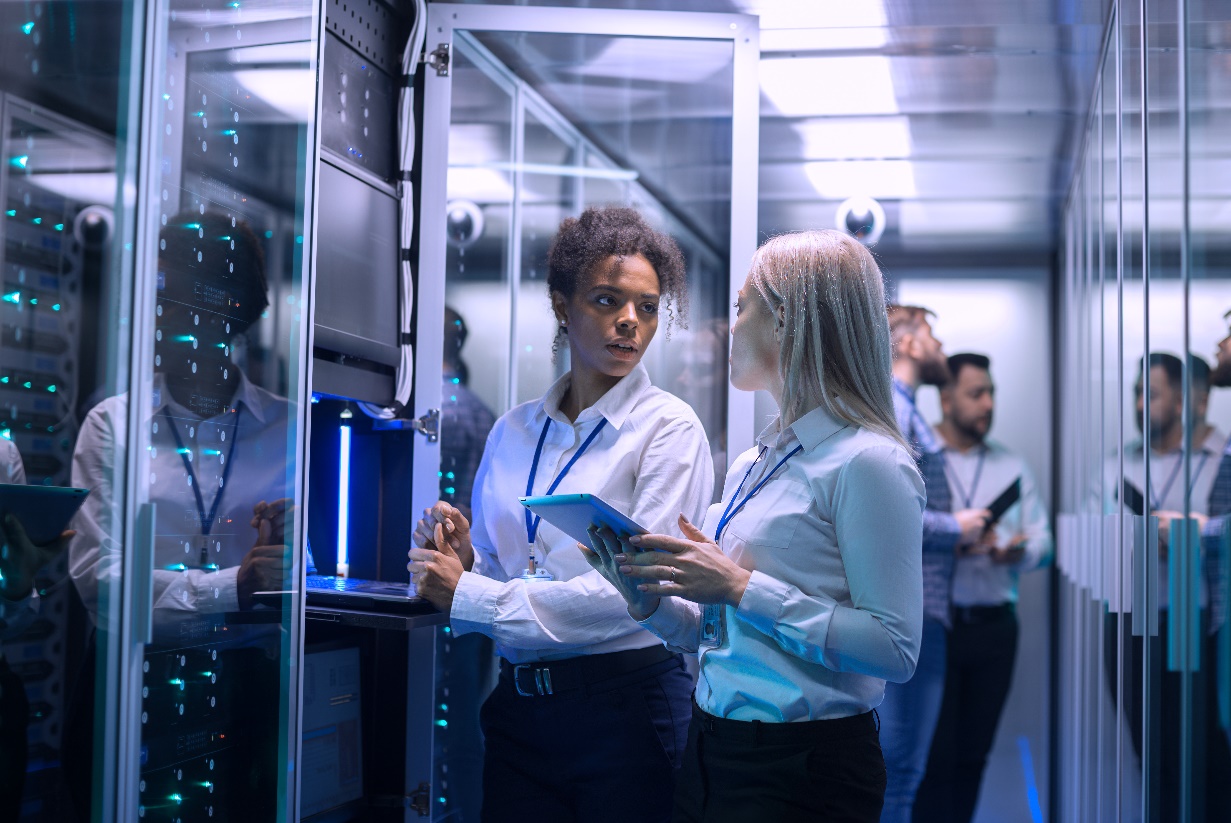 A group of people standing in a roomAI-generated content may be incorrect.
