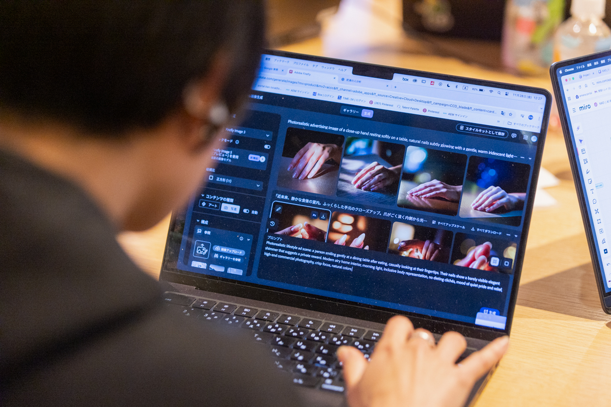 ワークショップの様子。AIツールを使用して制作している。