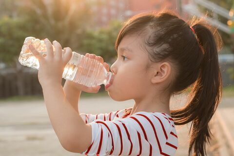 Air putih saat puasa banyak manfaatnya, juga untuk si kecil!