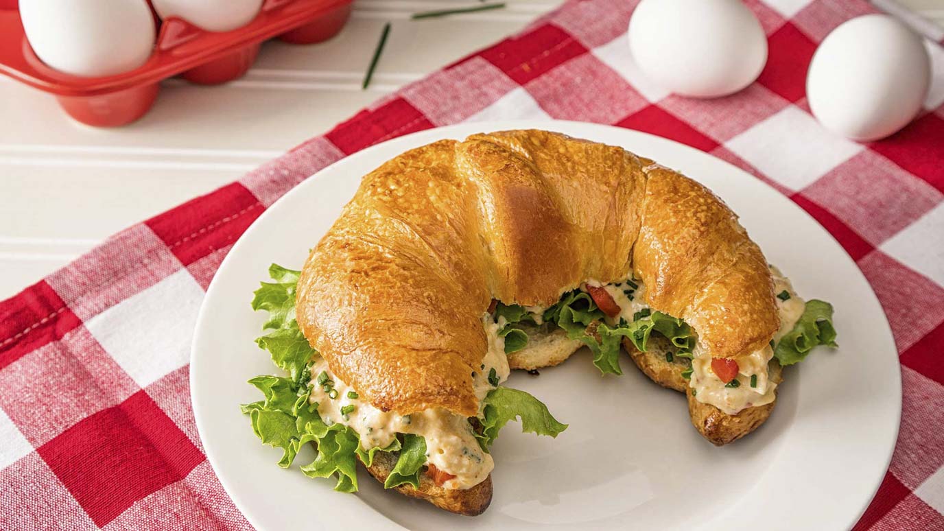 roasted_garlic_and_pepper_egg_salad_sandwich_2000x1125.jpg