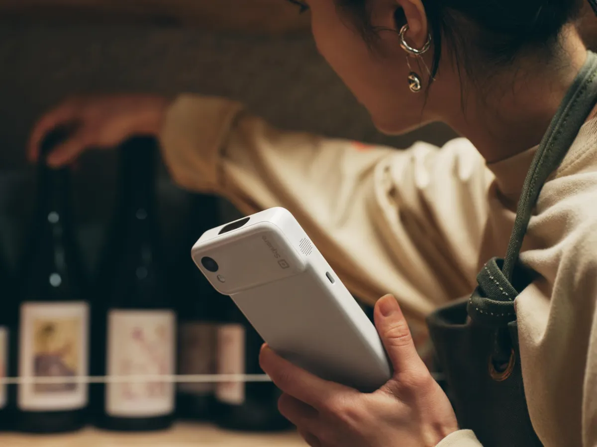 Square Restaurants Handheld_compressed.webp