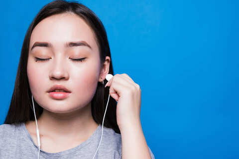 Kamu Suka Dengar Musik Pakai Earphone dengan Volume Maksimal? Ini Bahayanya!