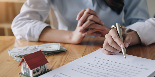 Real estate agent sign a contract documents agreement with customer to sign contract