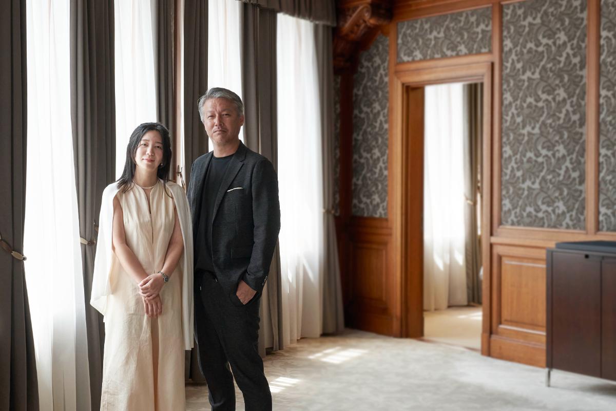 リラックスした表情が生まれる撮影現場。撮る／撮られるという共体験が、顧客担当者と被写体の距離を縮め、次の対話の扉を開く。