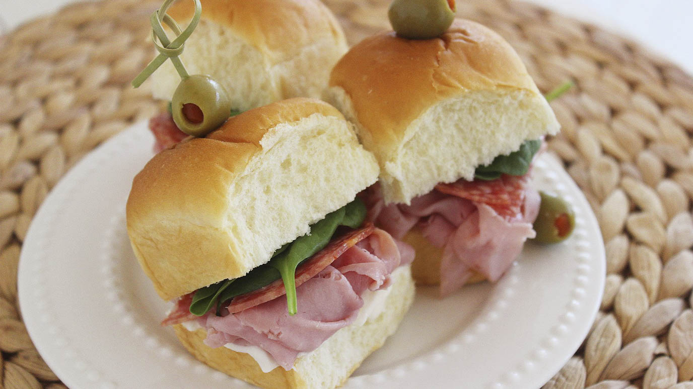 new_orleans_style_leftover_turkey_sandwich_2000x1125.jpg