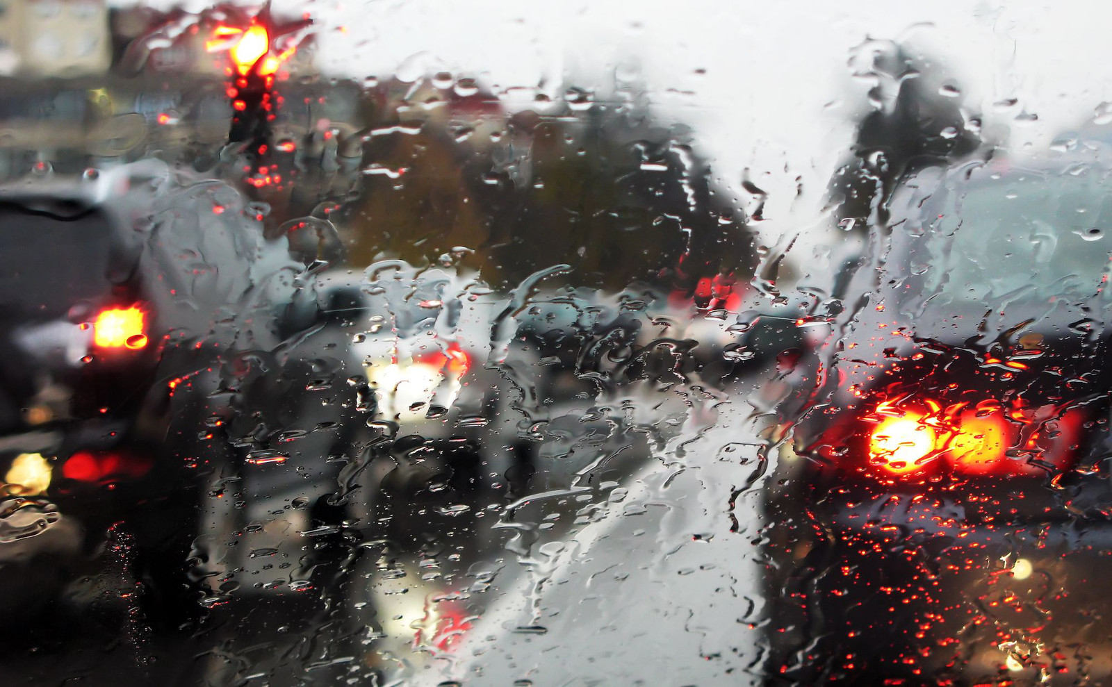 Aman dan nyaman berkendara saat musim hujan melanda