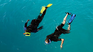 21987-galapagos-snorkeling-family-smhoz.jpg
