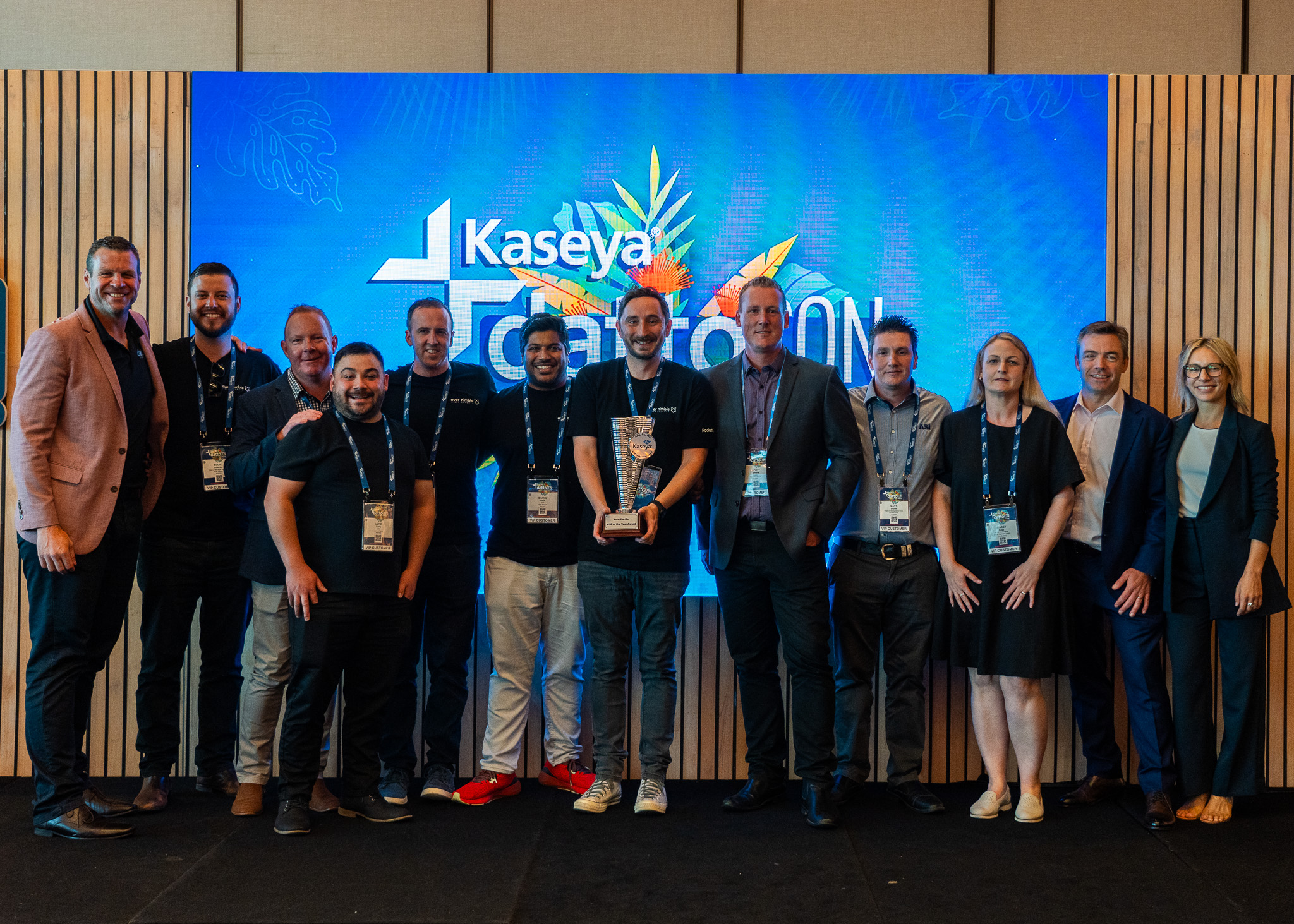 team-standing-kaseya-dattocon-sign-award.jpeg