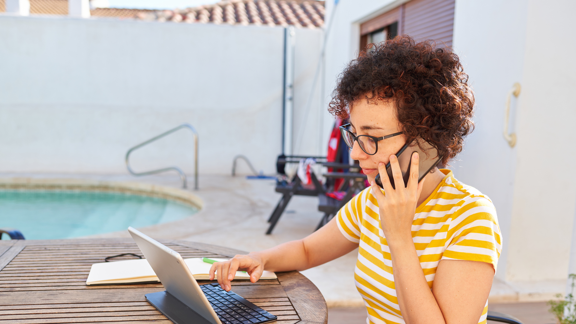 Young business woman telecommuting at an outdoor site