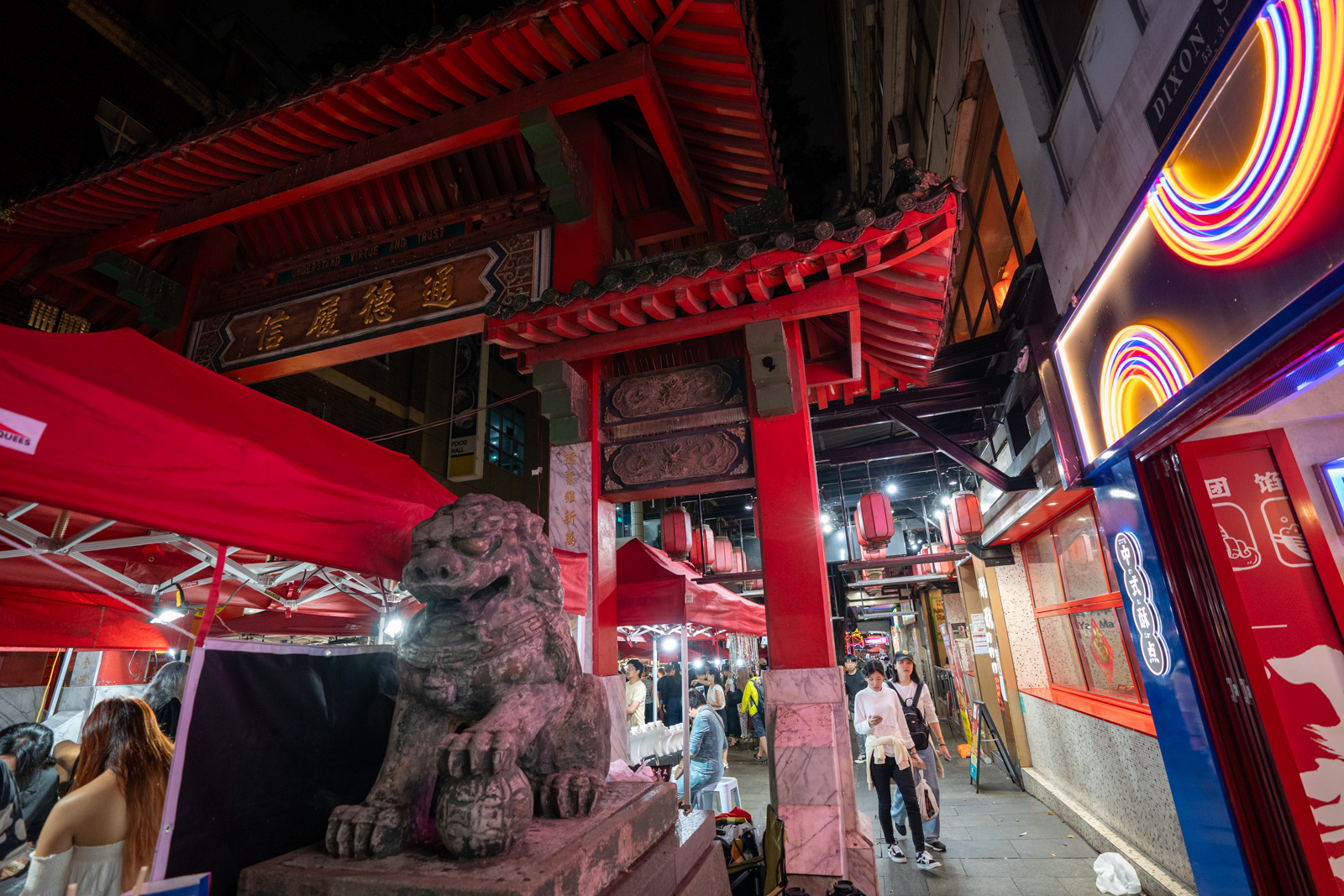 Sydney Chinatown paifang gate with stone lion