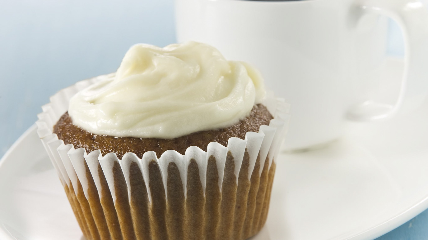 gingerbread_cupcakes_with_cream_cheese_frosting_2000x1125.jpg