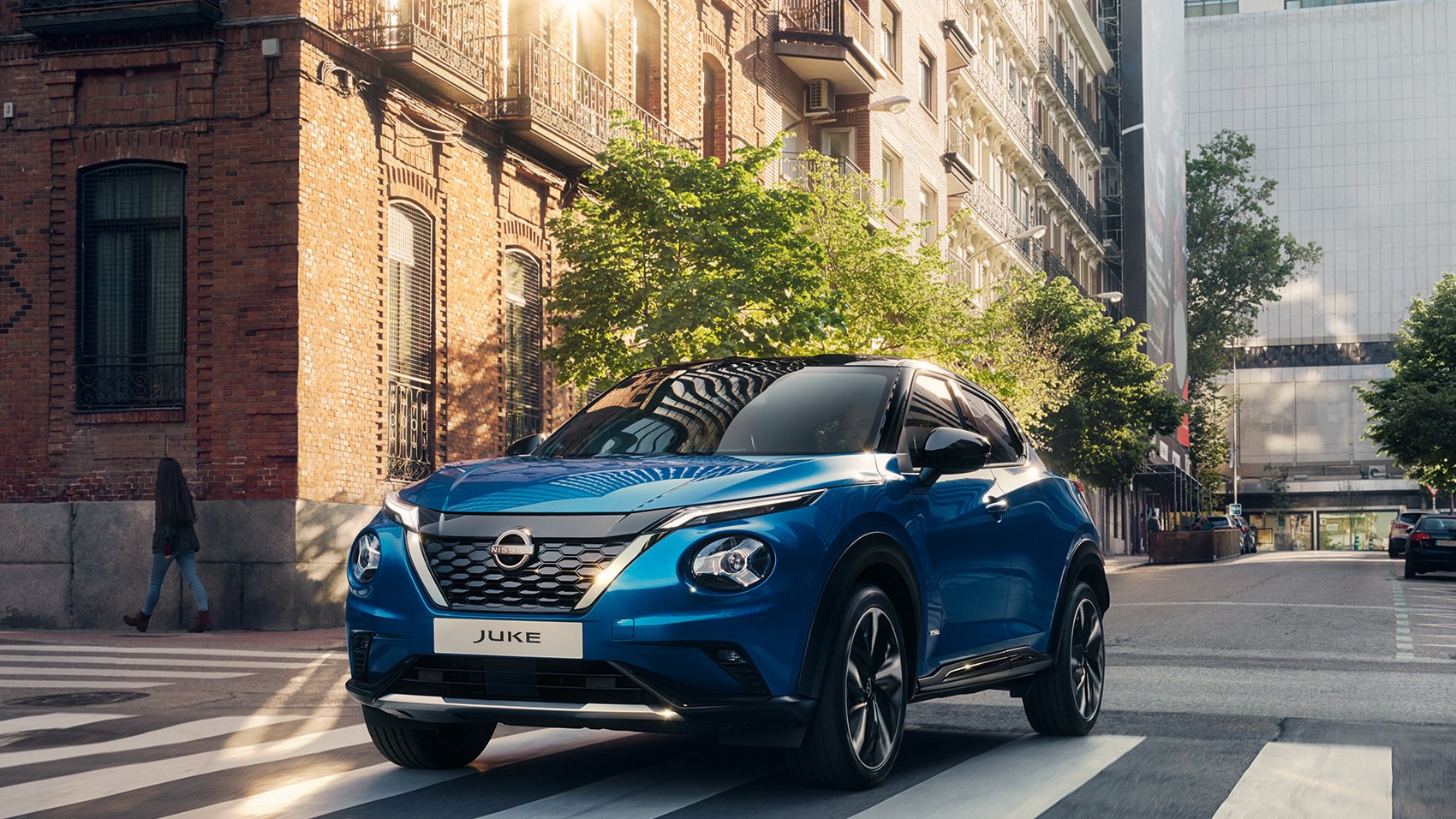 Light blue Nissan Juke waiting at a crossing