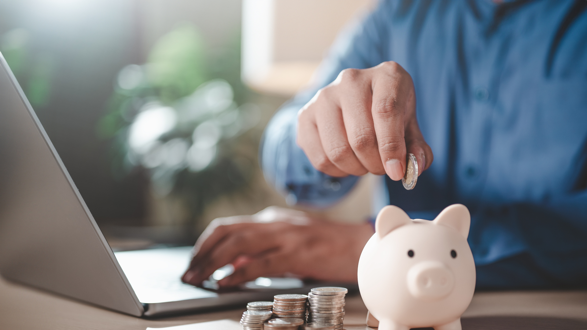 putting coins into piggy bank for account save money, calculate saving for future rate of return.