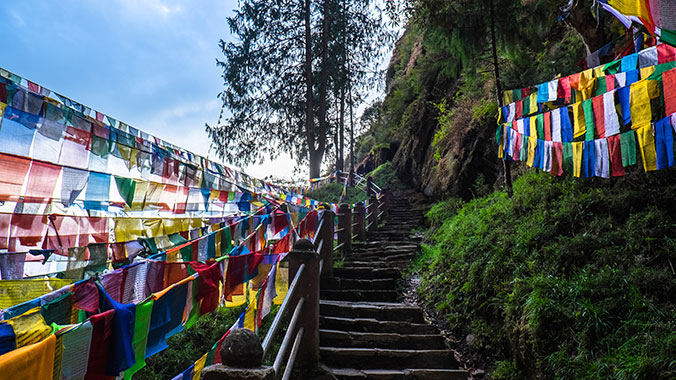 22616-nepal-bhutan-prayer-flags-c.jpg