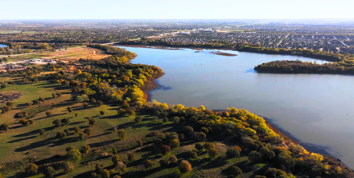 a virtual tour of a community near the lake