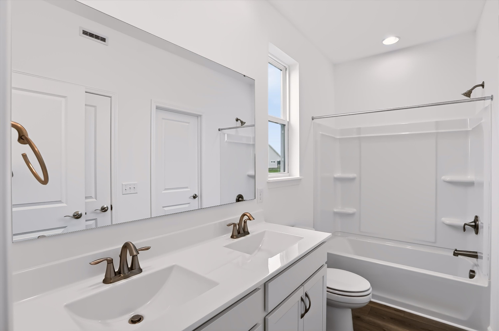 32 - sec bath 1.jpg