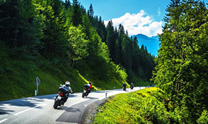 Motoristi na poti na moto zbor v sosednji Avstriji vozijo po mirni gorski cesti.