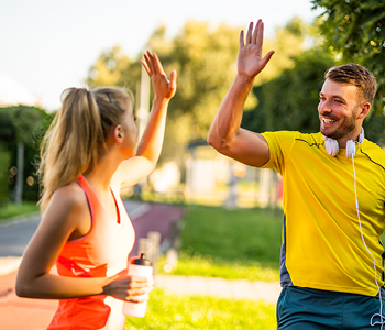 Zmagoslaven trenutek zdravega športnega para, ki je zaključil trening.