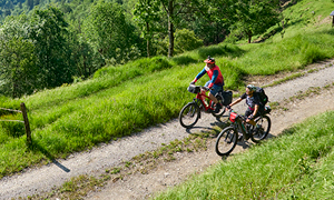 Dva kolesarja se vozita skozi čudovito slovensko pokrajino in odkrivata najlepše skrite kotičke Slovenije.