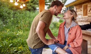 Mlad par uživa sproščujoč oddih v času, ko poskušata prenehati kaditi.
