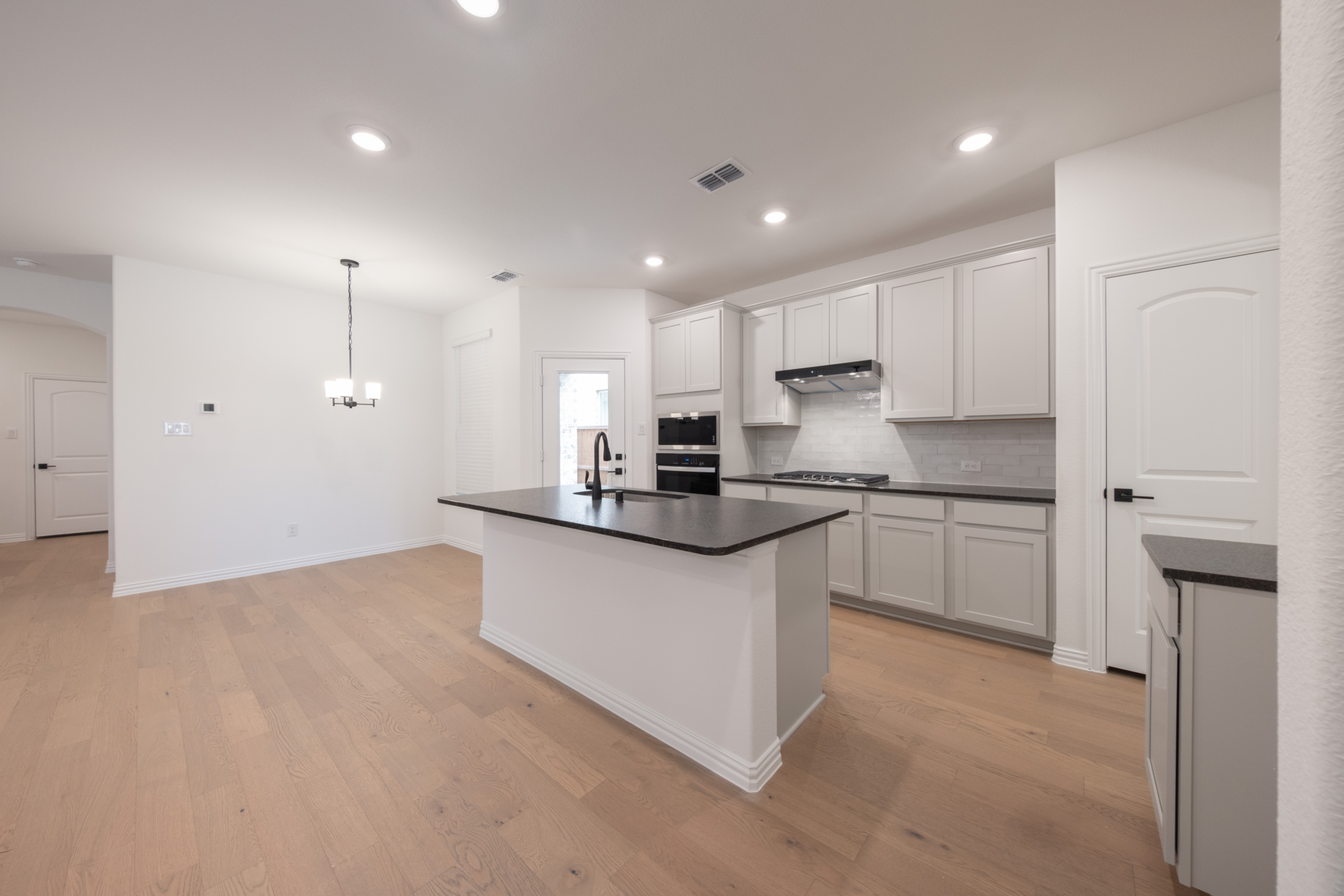 909844b8-e1e0-4bff-bfd8-2dfbd769a73f