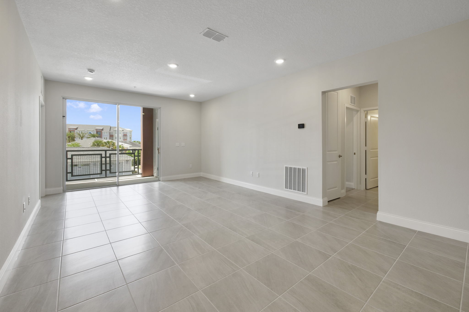 room with access to the balcony and the kitchen 