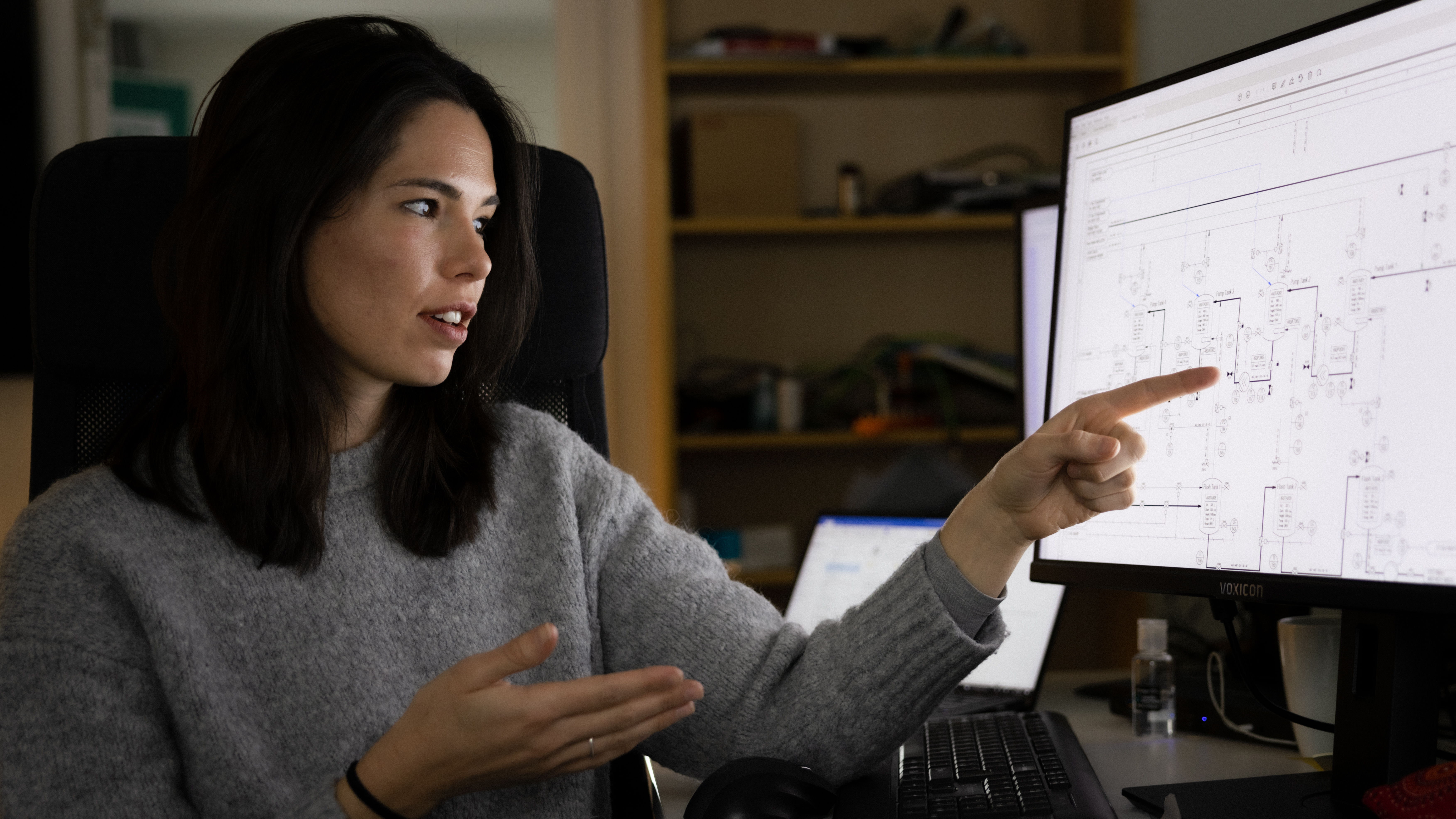 Jennifer van Niekerk pekar mot en datorskärm