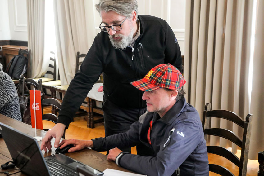 Prizor s tečaja Digitalno samostojni kjer učitelj tečajniku pomaga pri uporabi računalnika