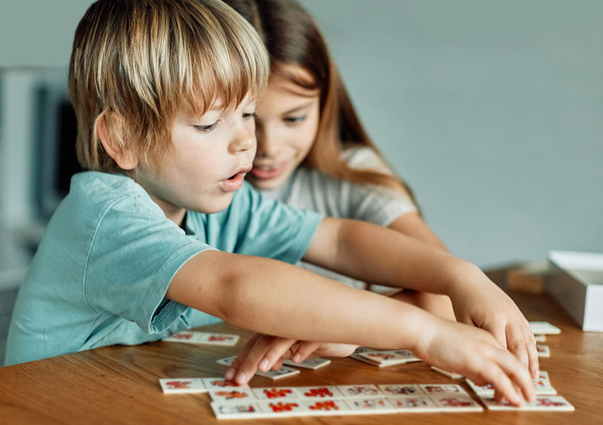 Namizne igre za otroke spodbujajo razmišljanje, načrtovanje in družabne veščine.