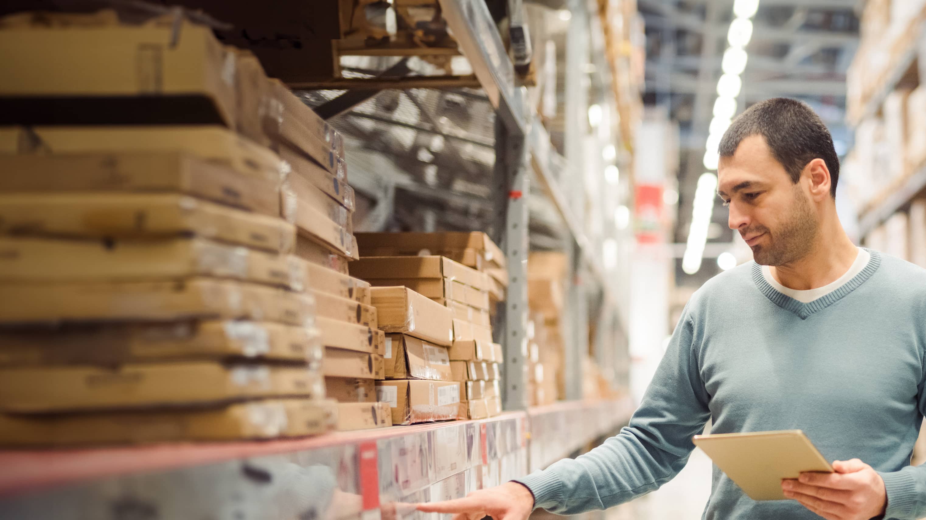 Dynamic Inventory Availability to Commerce Masthead.jpg Man taking inventory in warehouse.