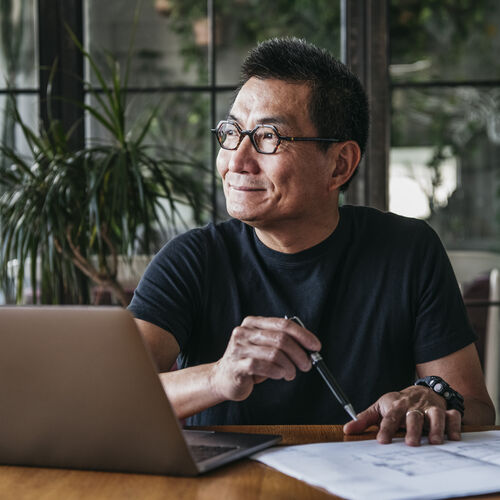 Hombre con gafas de luz azul trabajando en una computadora portátil