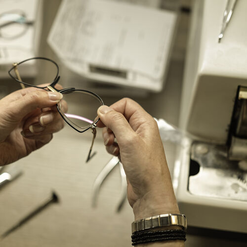 Óptico sosteniendo gafas