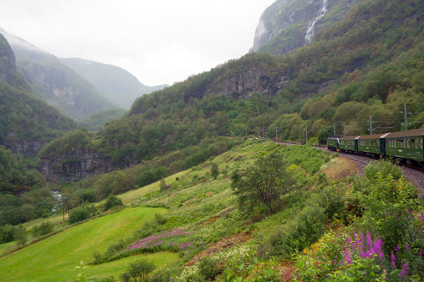 Železniška pot povezuje mesti Flåm in Myrdal, na potovanju z vlakom pa boste prevozili več kot 800 m višinske razlike.