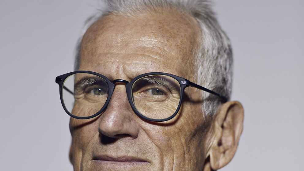Homme âgé avec des lentilles HOYA portant une chemise beige