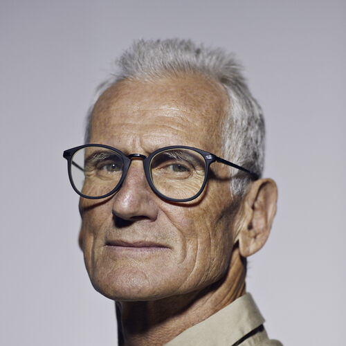 Hombre mayor con lentes HOYA y camisa beige