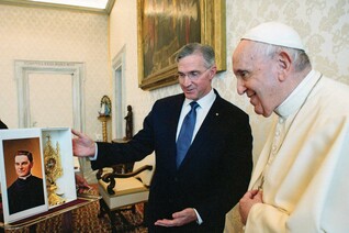 Supreme Knight Patrick Kelly presents Pope Francis with a first-class relic of Blessed Michael McGivney on Oct. 25, 2021