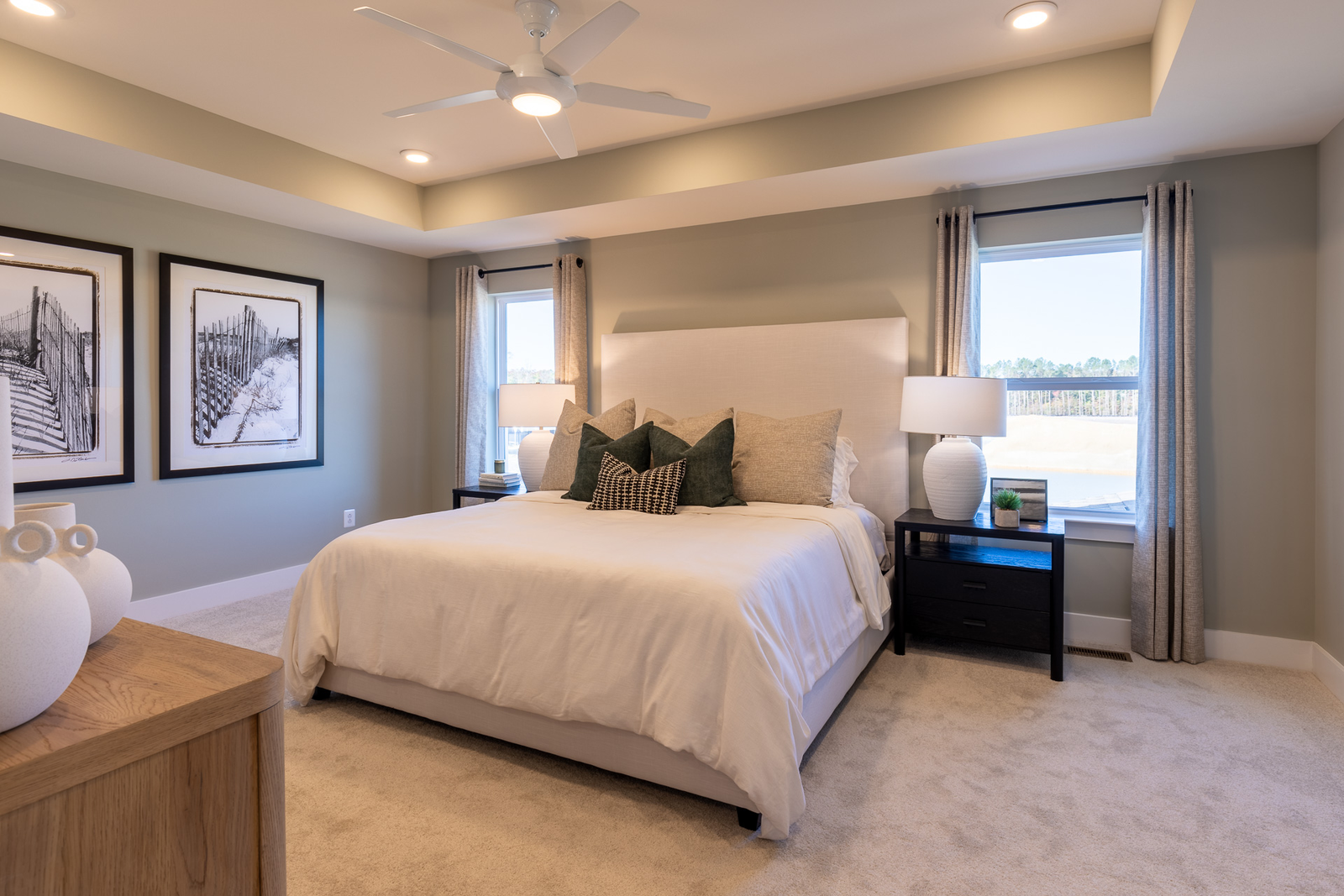primary suite with a king-sized bed
