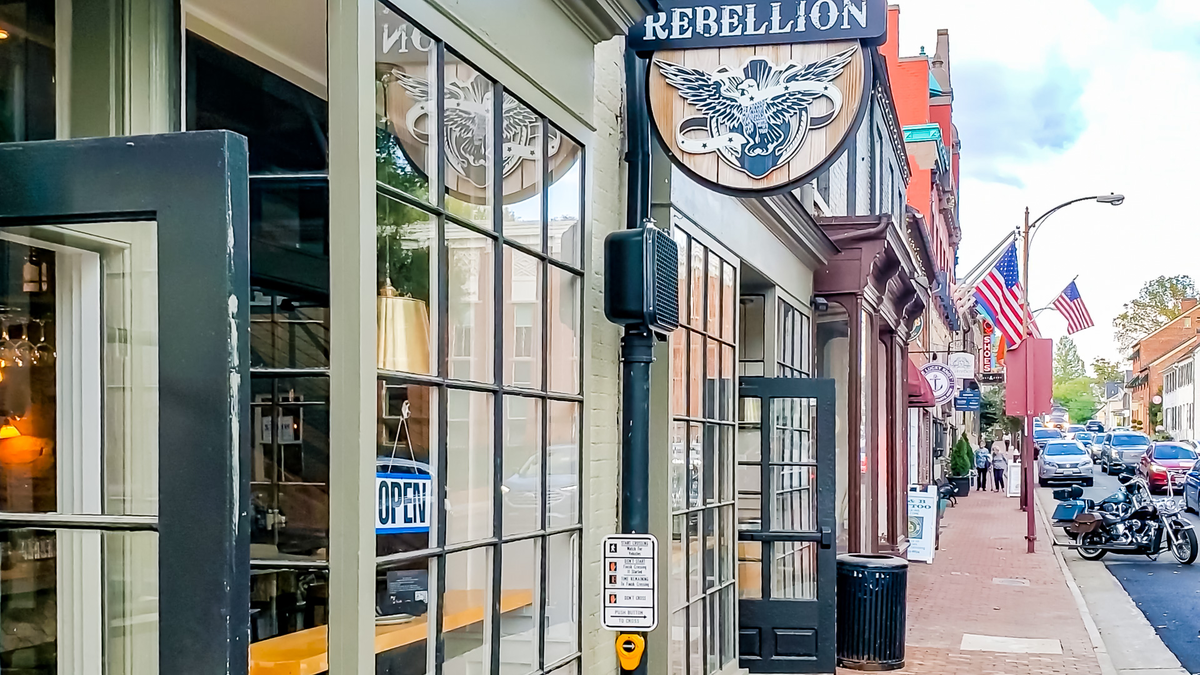 nearby shops and restaurants in downtown leesburg