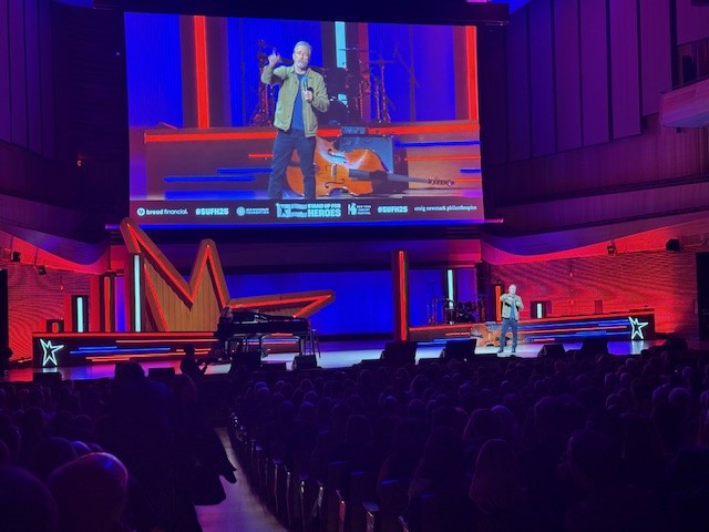 Jon Stewart onstage at SUFH.jpg