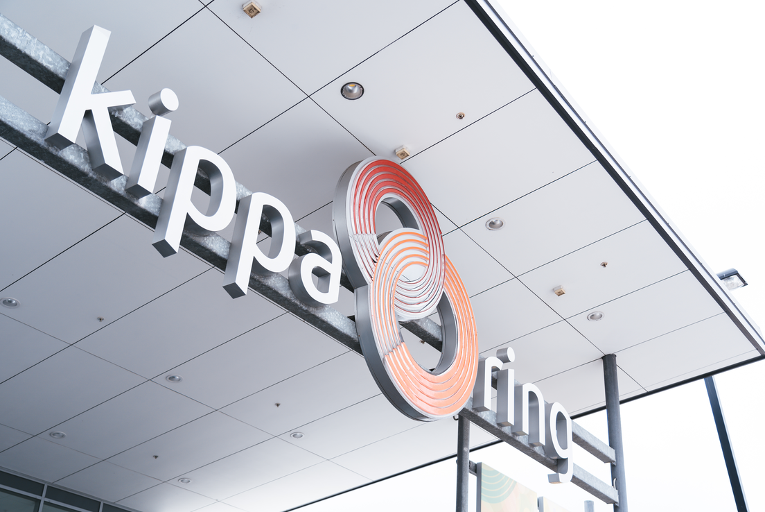 Image of the 'kippa-ring' sign at the shopping centre entry doors