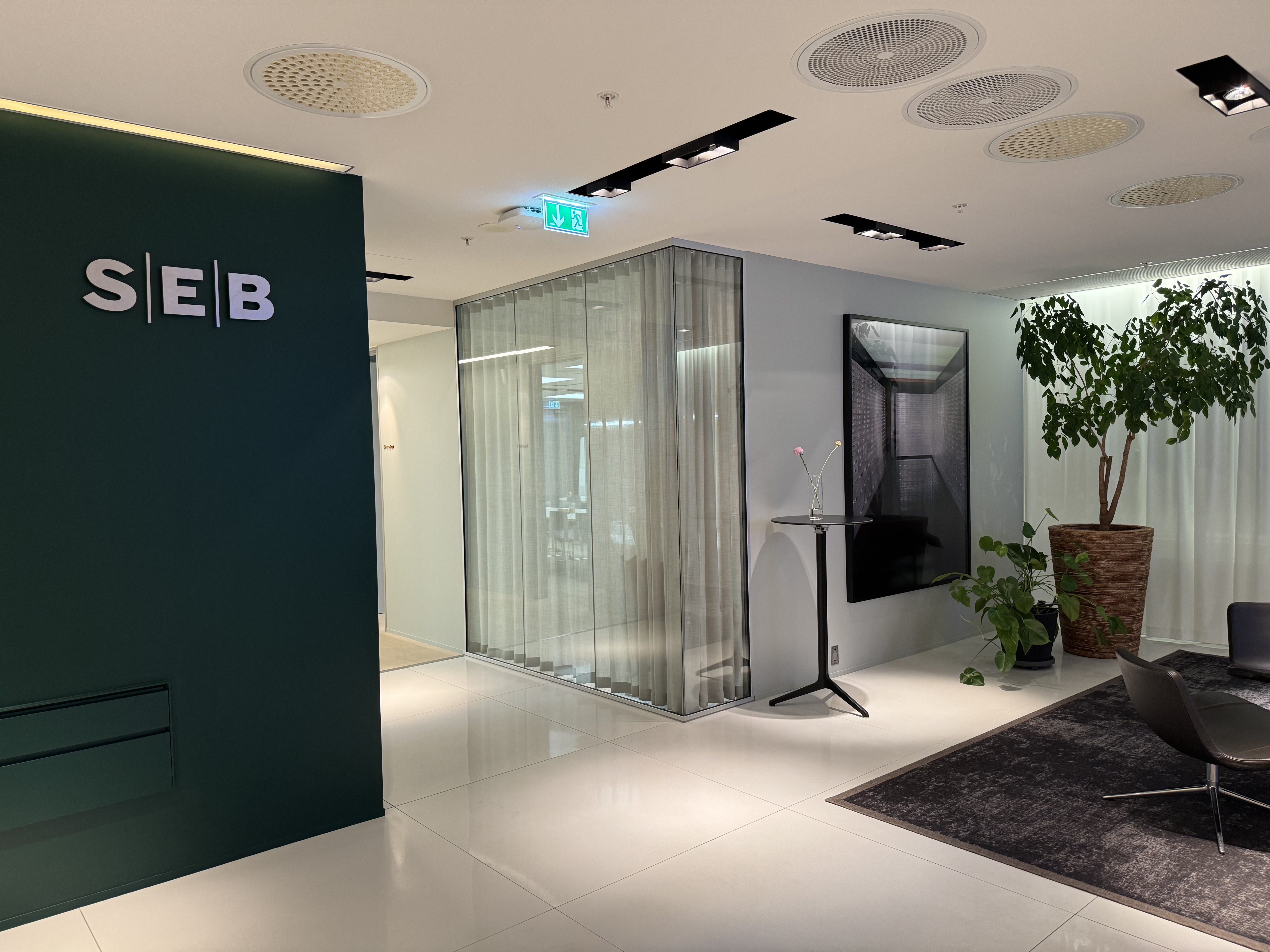 Kontormiljø med SEB logo på grønn vegg