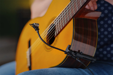 MC_9x1_desktop_MCM-MC-9-ClassicalGuitar-Close_Neumann-Miniature-Clip-Mic-System_G