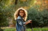 Fille jouant dehors portant des lunettes avec des verres HOYA MiYOSMART