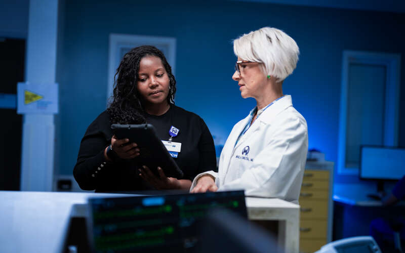 Dr. Mihaela Druta speaks with a nurse in the Sarcoma Program