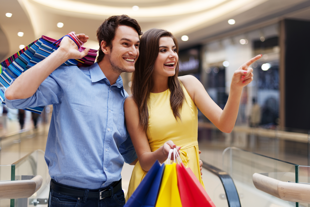 couple shopping holding shopping bags