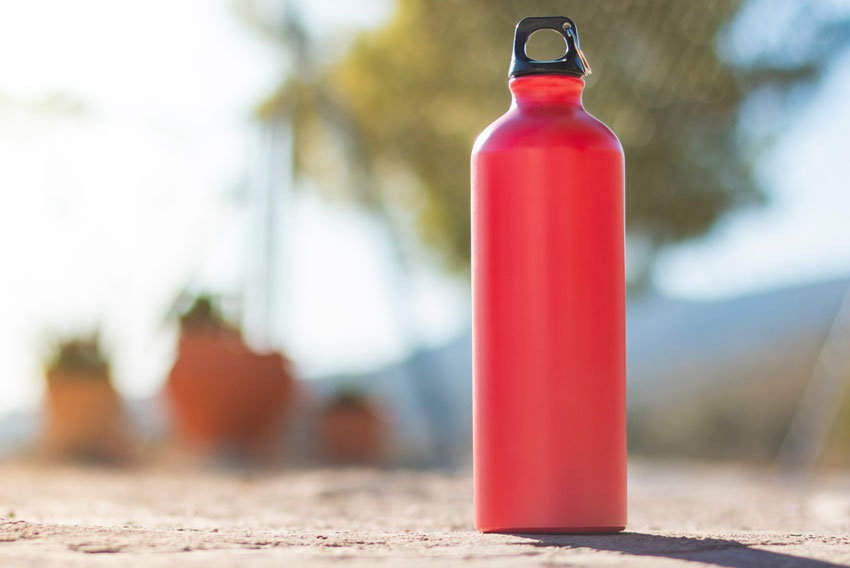 Jekleničke so alternativa plastičnim posodam za vodo in steklenicam.