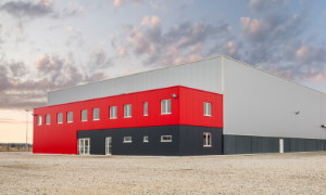 Na videz nič posebnega, a proizvodna hala podjetja je dobro zaščitena med tem, ko so zaposleni na kolektivnem dopustu.