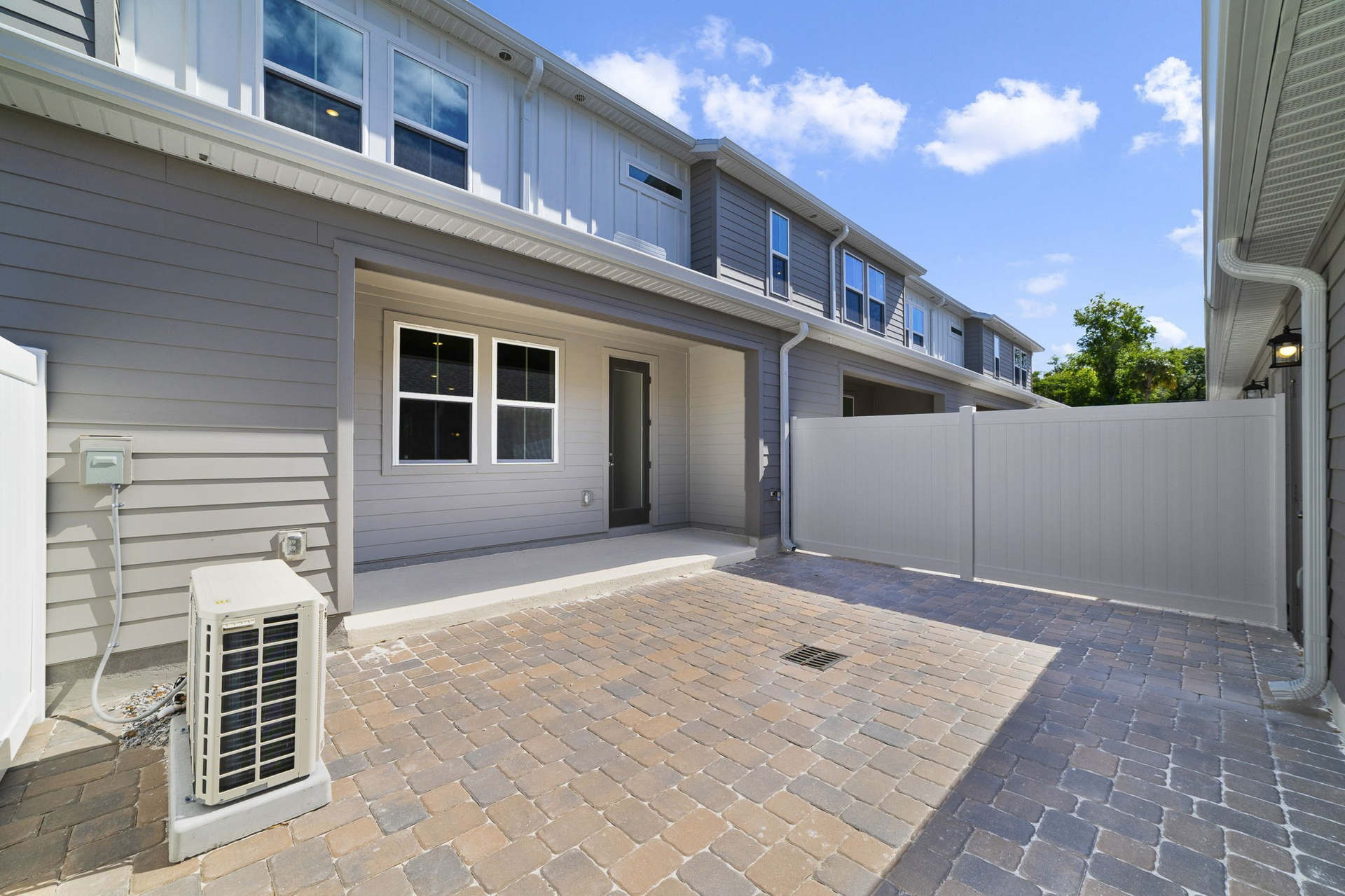 covered patio and courtyard
